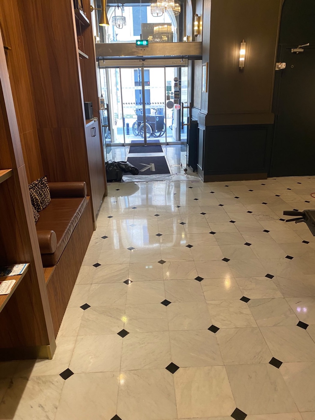 Marble and Natural-Stone Restoration in Bordeaux 8 renovation sol hotel carrare cabochons noirs Restored hotel floor in white Carrara marble with black inserts