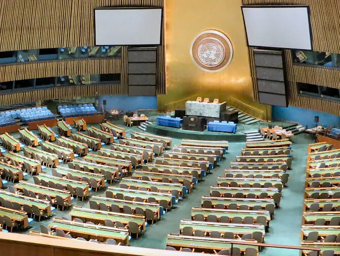 Marbres verts : Vert de Tinos, Vert Guatemala et Vert des Alpes 2 United Nations in New York.jpg Salle des nations Unis USA
